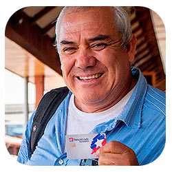 Hombre sonriendo Hombre sonriendo