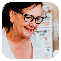 Mujer mayor sonriendo Mujer mayor sonriendo