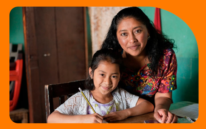 Madre e hija sonriendo Madre e hija sonriendo