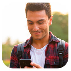 hombre mirando celular hombre mirando celular