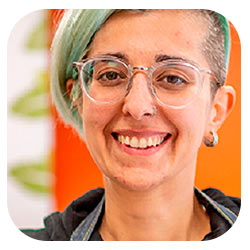 Mujer joven sonriendo Mujer joven sonriendo