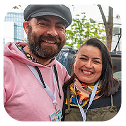 Hombre y mujer sonriendo Hombre y mujer sonriendo