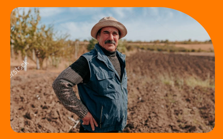 Adulto mayor posando en el campo Adulto mayor posando en el campo