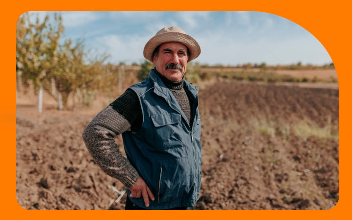 Adulto mayor posando en el campo