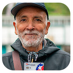 Hombre mayor posando Hombre mayor posando