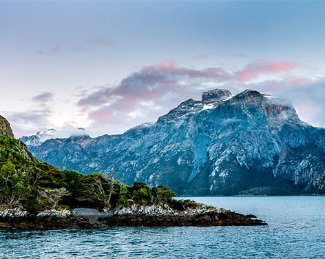 Paisaje sur de Chile, montañas y lago.