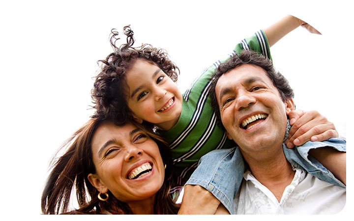 Familia feliz sonriendo