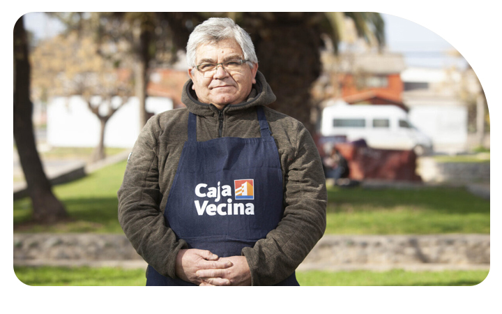 Hombre Cajavecinero sonriendo en una plaza