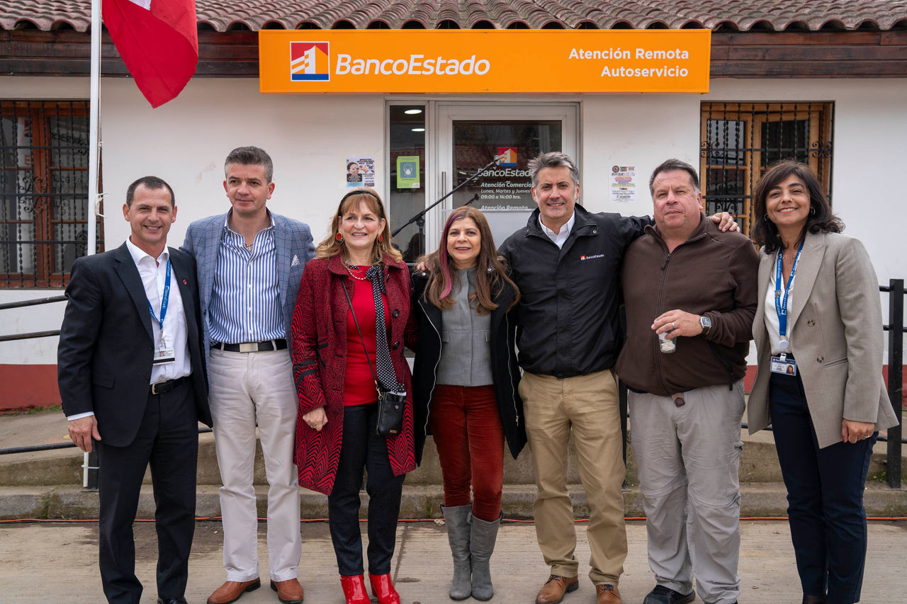 grupo de personas frente nueva sucursal