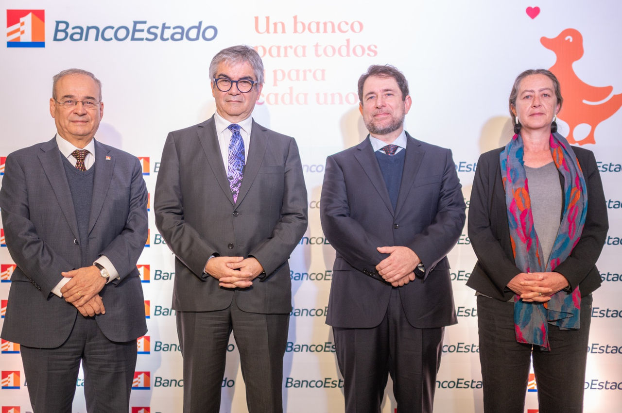 4 personas posando para fotografia