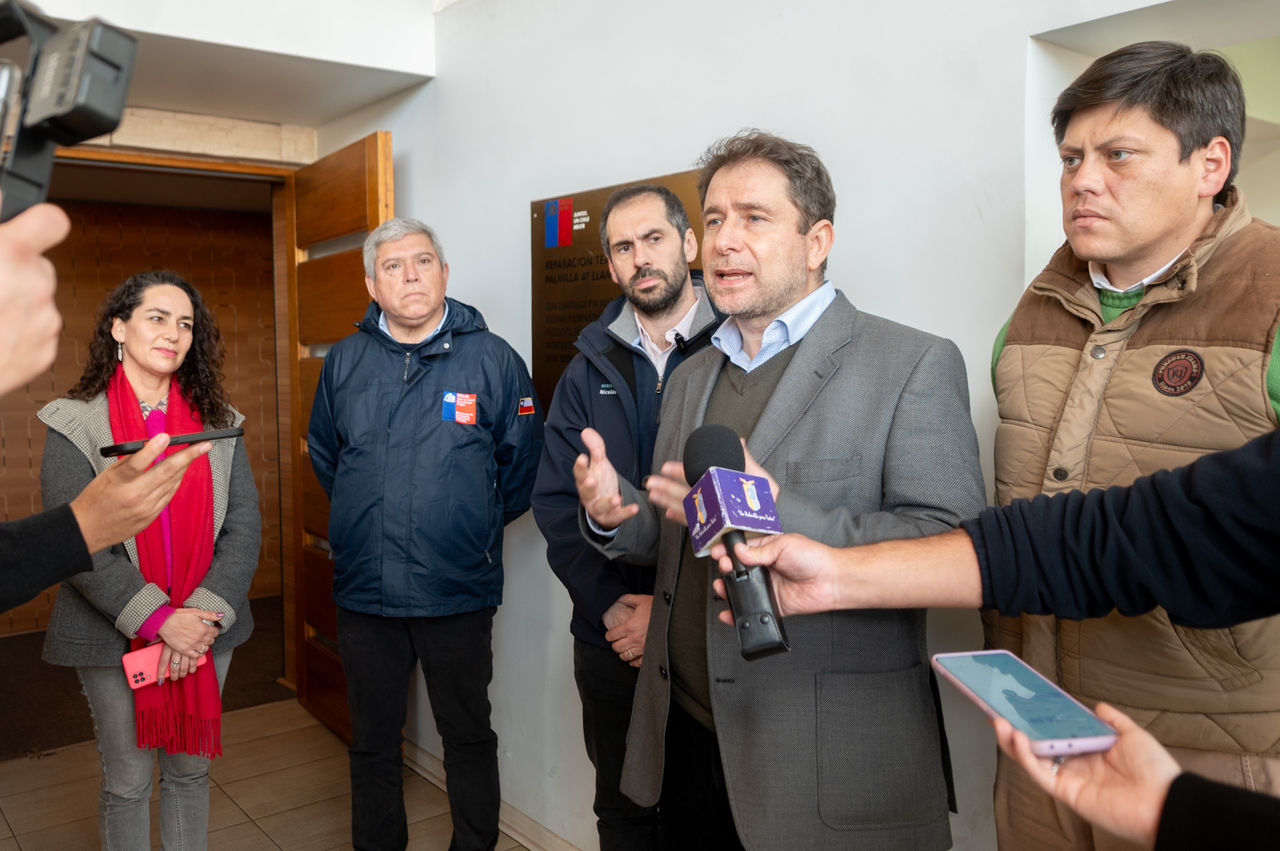 personas hablando a la prensa
