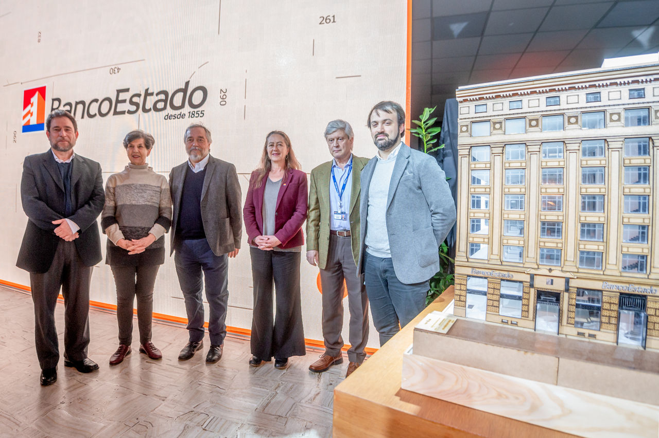 5 personas posando para una fotografía