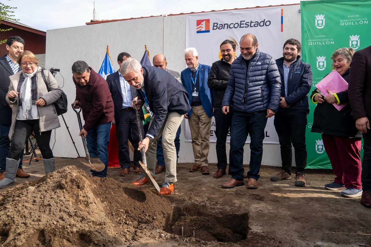 dos personas con palas cavando