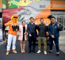 cuatro personas junto a mascota bancoestado