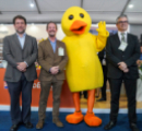 tres personas junto a mascota bancoestado