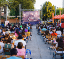personas viendo una película en una plaza