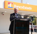 Ejecutivo de BancoEstado frente a nueva sucursal Quillón