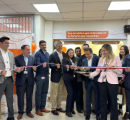 Grupo de personas inaugurando centro Express