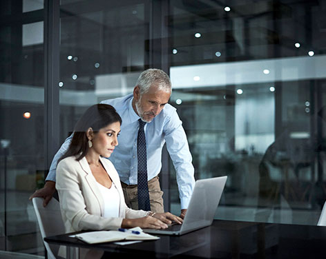 Hombre y mujer mirando un computador
