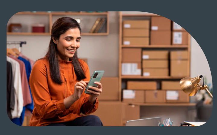 Mujer mirando su celular Mujer mirando su celular