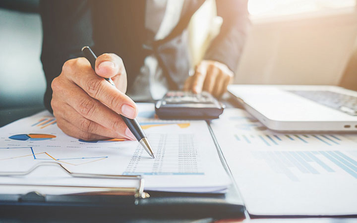 Manos de un hombre revisando informe estadístico