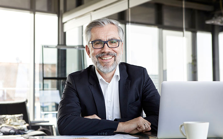 Hombre sonriendo en su oficina