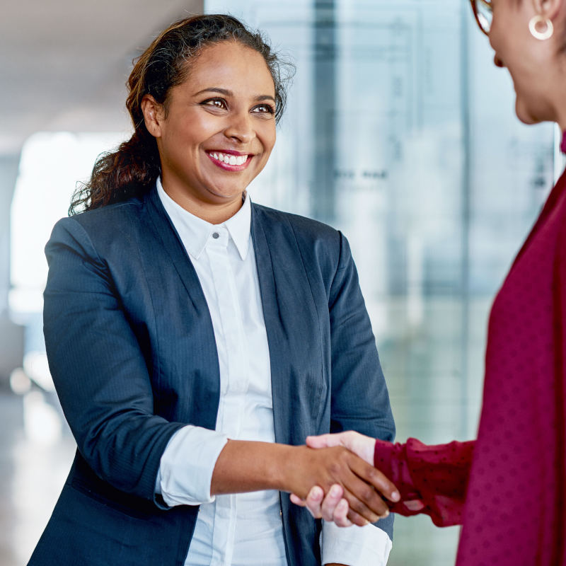 Ejecutivas estrechando la mano