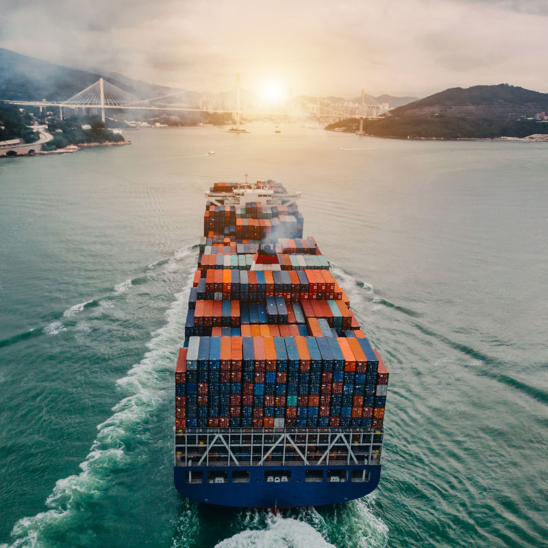 Barco de carga navegando por el mar Barco de carga navegando por el mar