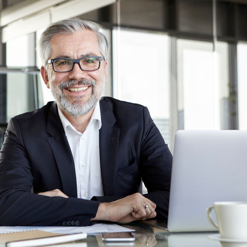 Hombre sonriendo en su oficina Hombre sonriendo en su oficina