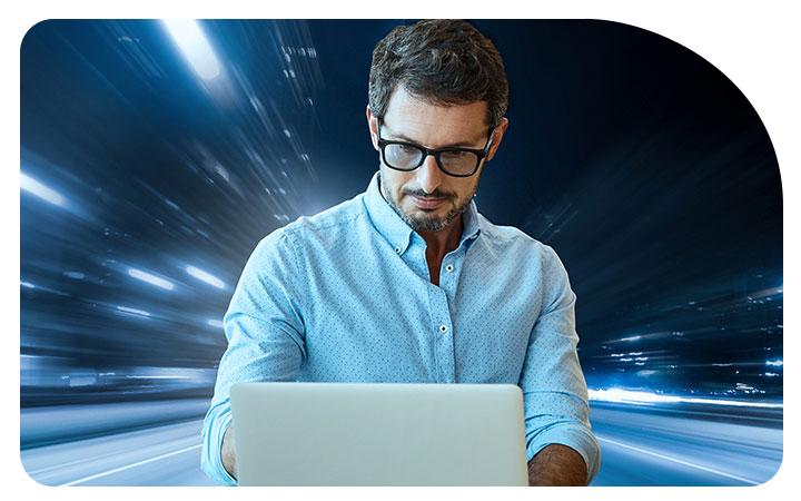 Hombre mirando computador Hombre mirando computador