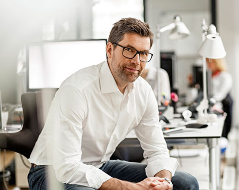 Hombre sentado mirando 