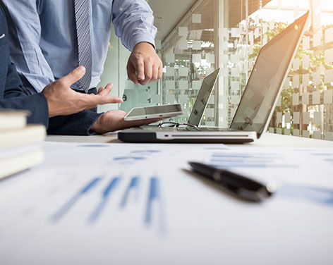 Manos de hombres tocando un tablet sobre una mesa