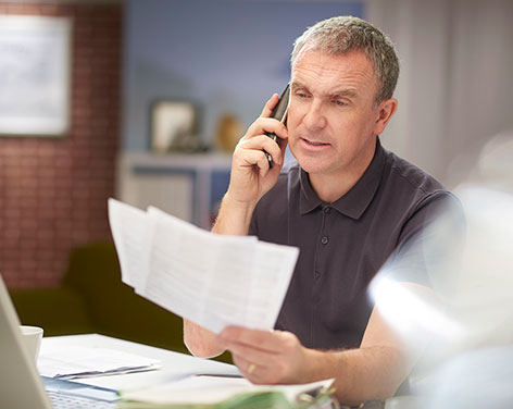 Hombre hablando por teléfono celular