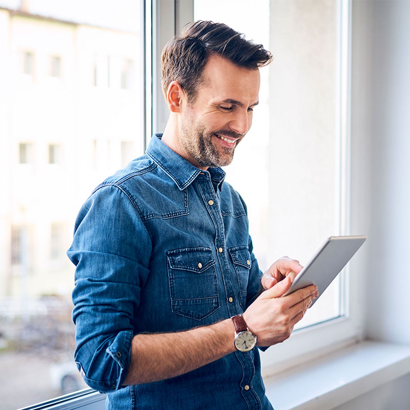 Hombre con Tablet en mano