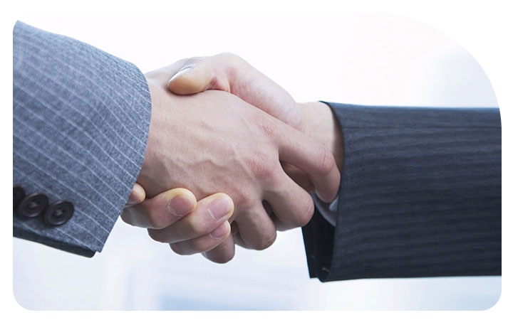 Manos estrechándose en un día asoleado