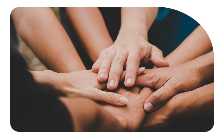 Grupo de personas juntando las manos Grupo de personas juntando las manos
