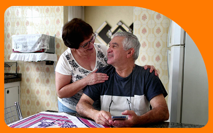 Pareja adulta conversando en la mesa Pareja adulta conversando en la mesa