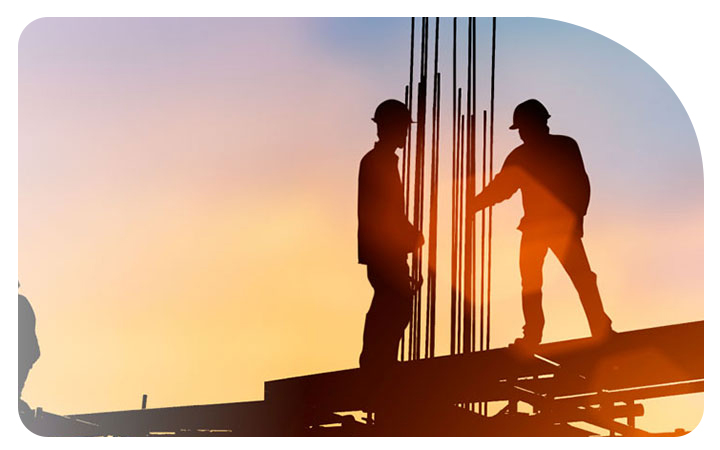 Trabajadores en una obra a contraluz Trabajadores en una obra a contraluz