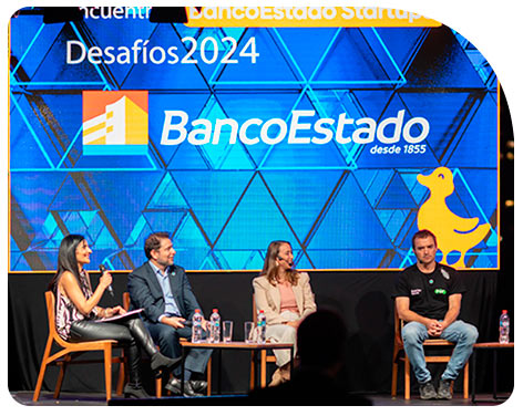 Personas posando en oficina