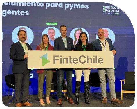 Personas posando con cartel