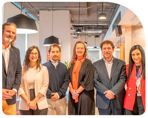 Personas posando en oficina