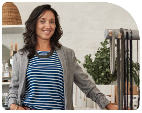 Mujer posando en su taller