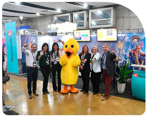 Mujer posando en su taller