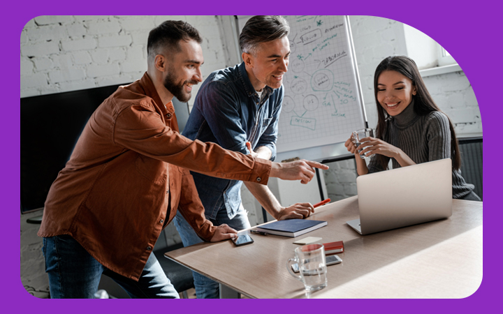 Personas revisando un computador