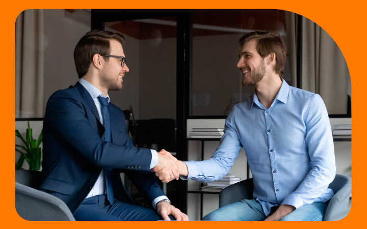 hombres dándose la mano