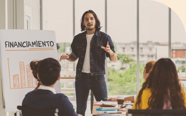 Personas en una oficina trabajando