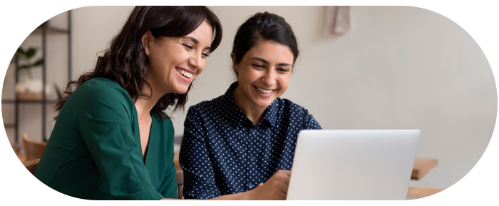 Emprendedoras trabajando en computador