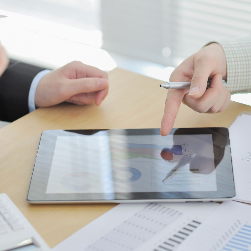 Mano de persona trabajando sobre tablet  Mano de persona trabajando sobre tablet