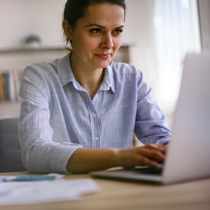 Mujer en computador revisando Plan MiPYME Mujer en computador revisando Plan MiPYME