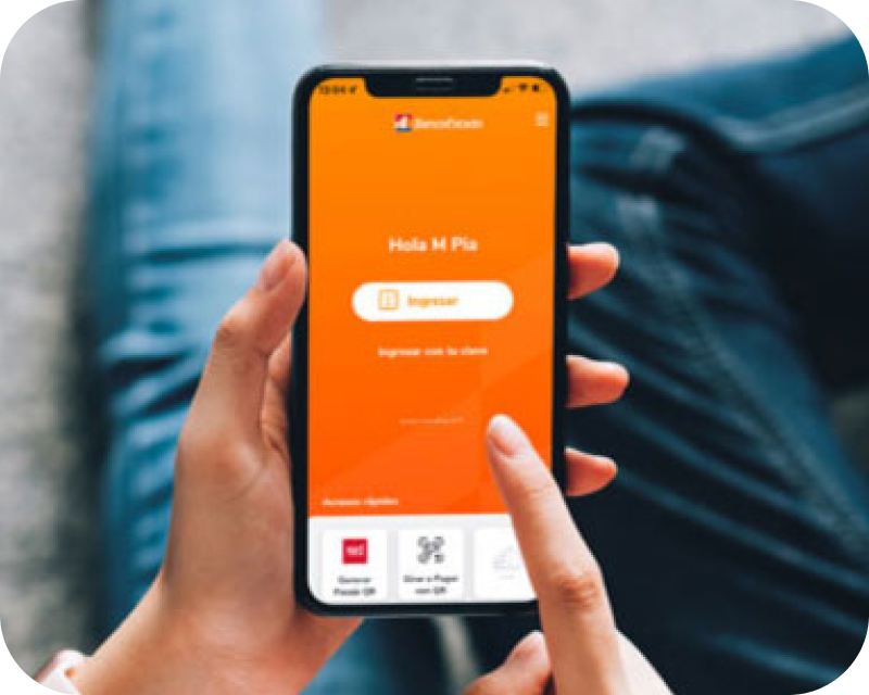 Celular con la app Compraquí descargada